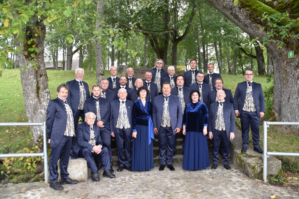 AIZKRAUKLES VĪRU KORIS “STABURAGS” jaunos tērpos un apņēmības pilni sāk 54. sezonu.