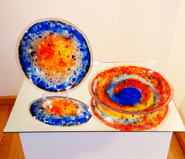 Izstādē stikls parādīts daudzveidīgās izpausmēs.