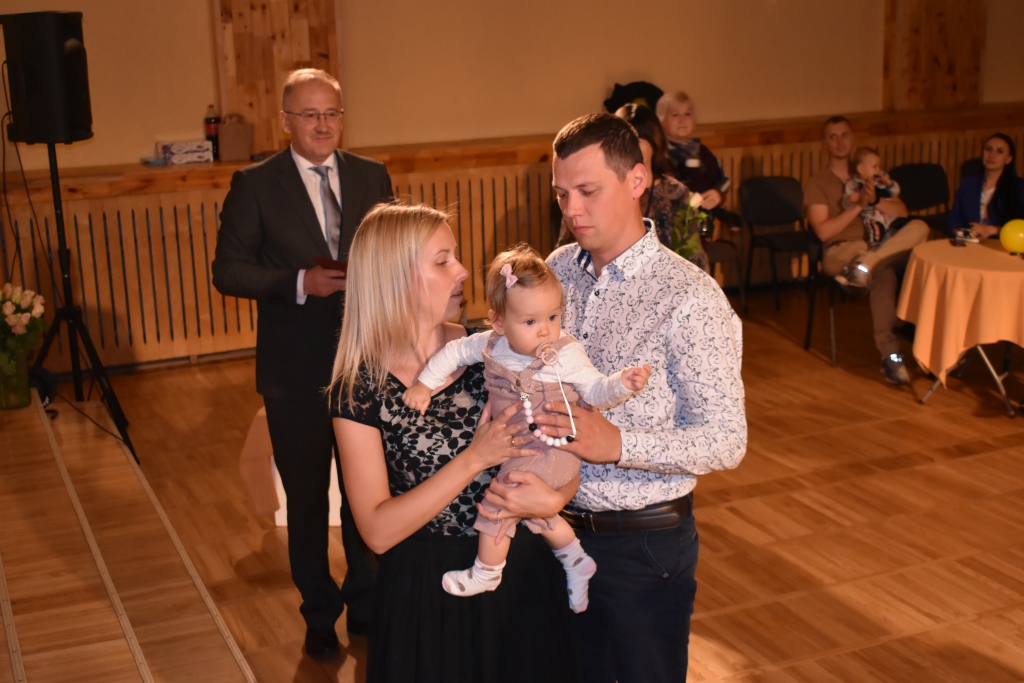 Audz novadam un Latvijai! Madara Ratkeviča ar tēti Miku un mammu Aneti.