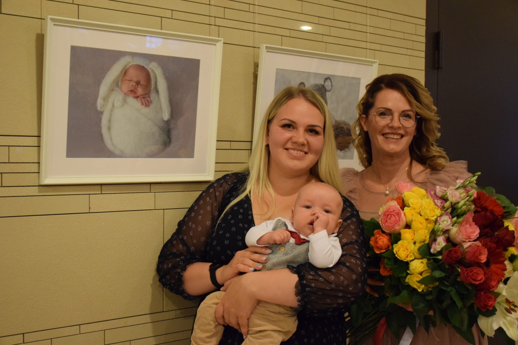 Ineses Kalnozolas fotoizstādes atklāšanā piedalījās arī viens no viņas modelīšiem — mazais Ernests ar māmiņu Lindu. Kopā desmit gadu laikā noorganizēts ap 30 jaundzimušo fotosesiju.
