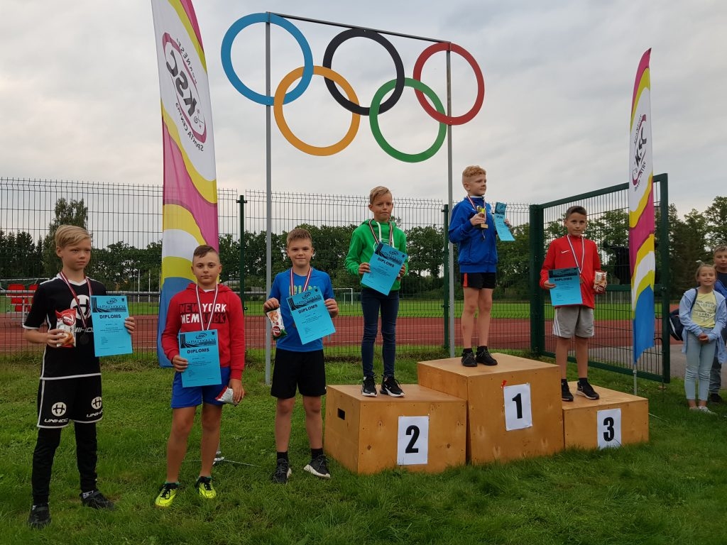 Jaunie daudzcīņnieki. U12 grupas sacensībās 2. vietu izcīnīja Aleks Ščerbinskis, koknesietis Dominiks Rudmiezis (otrais no kreisās) ieguva 5. vietu.
Autors: Dāvja Kalniņa foto