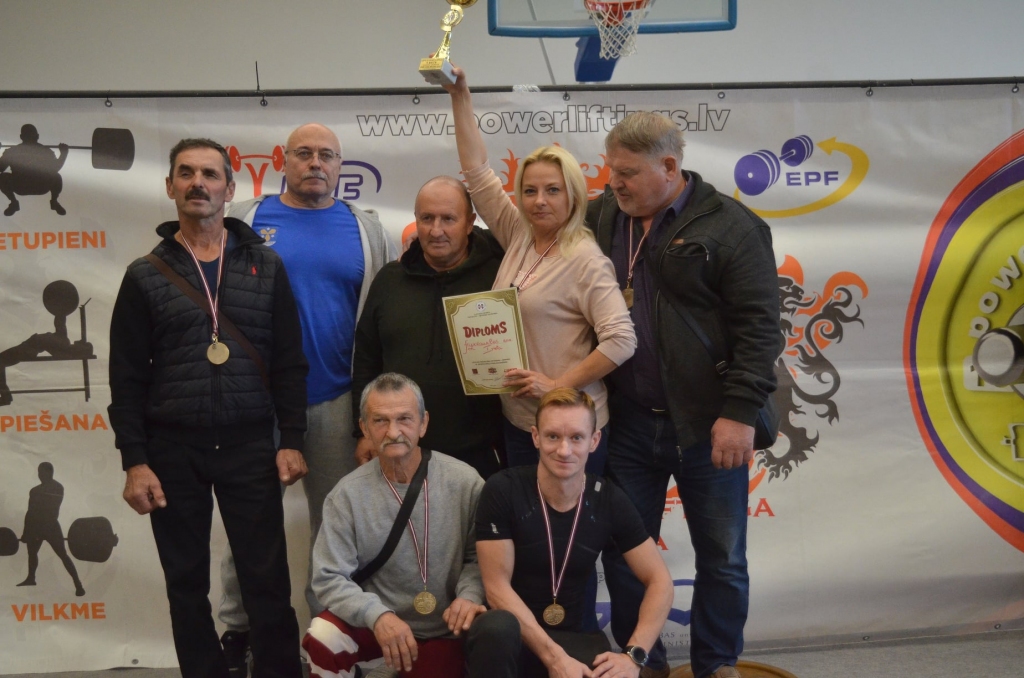 Kopējs panākums. Aizkraukles un Kokneses apvienotā komanda — Ivans Solovjovs (no kreisās), Staņislavs Rasims, Aivars Cibiņš, Natālija Lapuha, Dainis Reinholds. Priekšplānā — Jevgēnijs Vorobjovs (no kreisās) un Staņislavs Holkins.
Autors: no Latvijas Pauerliftinga federācijas albuma