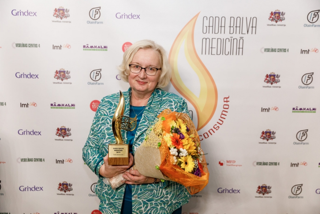 PRIEKS UN PĀRSTEIGUMS Dainai Eglītei, saņemot balvu “Gada ģimenes ārsts 2019”.
Autors: no Latvijas Ārstu biedrības