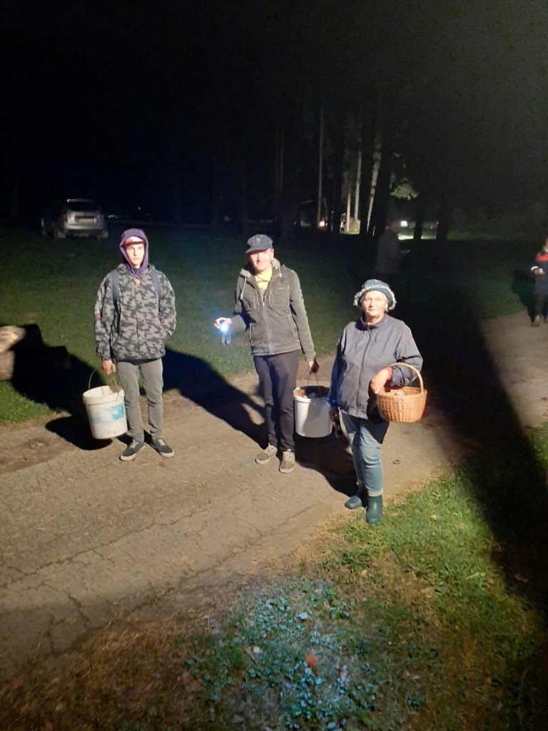 Uz MEŽU dodas nakts sēņošanas dalībnieki.
Autors: Santa Rimeiķe