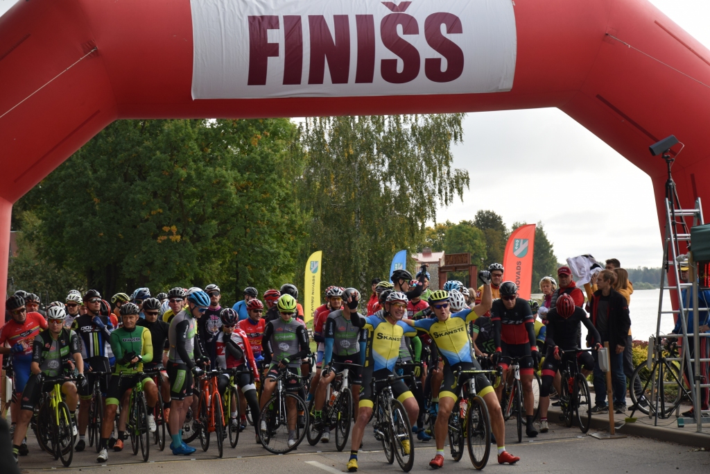 UZ STARTA IZTURĪGĀKIE — sporta klases braucēji. Priekšā Aivars Bardovskis (no kreisās) un Dzintars Kaņepējs no sporta kluba “Skanste”, kas aizsāka šo tradīciju Pļaviņās.