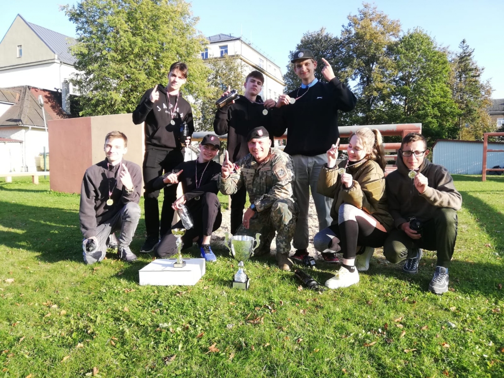 Pulkveža Jura Dalbiņa kausa ieguvēji — Aizkraukles jaunsargu komanda. Pirmajā rindā no kreisās — Kristaps Jukša, Toms Gaigalnieks, Gints Kokins, Krista Gaigalniece, Daniels Zībergs. Otrajā rindā no kreisās — Kristiāns Lūsis, Valters Kudiņš un Roberts Matīss Priedītis. Sacensībās piedalījās arī Anda Kļaviņa.
Autors: no Ginta Kokina albuma