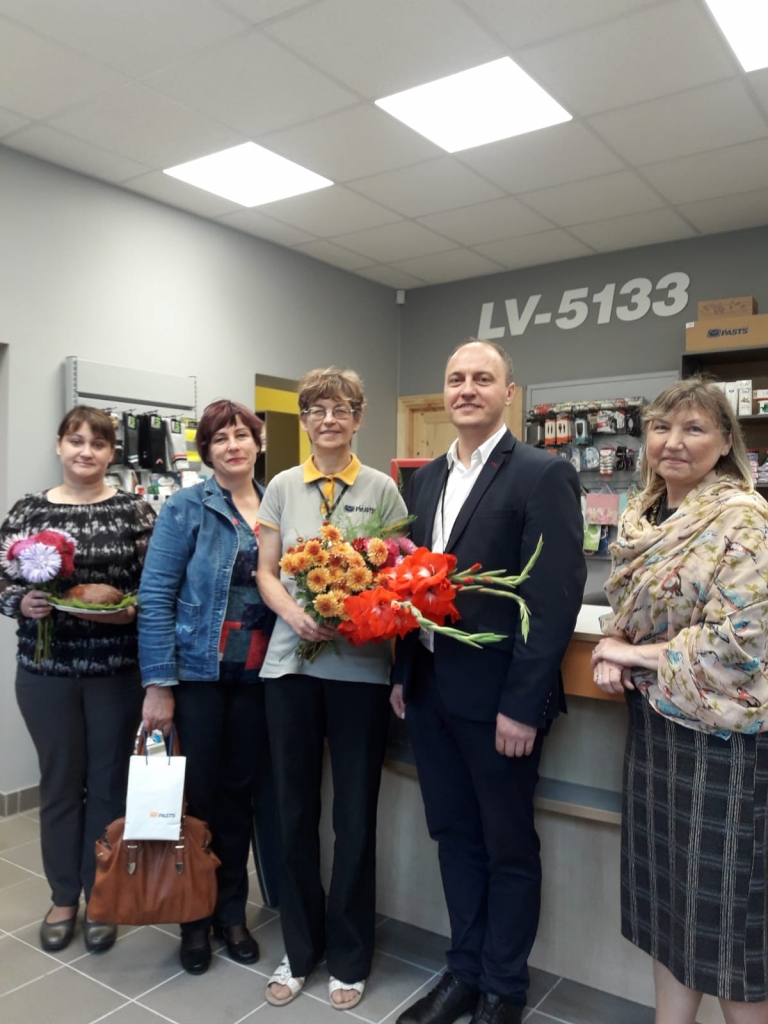 Ērberģes pasta nodaļas pastniece Diāna Baltace (no kreisās), Neretas novada Mazzalves pagasta pārvaldes vadītāja Zeltīte Odiņa, Ērberģes pasta nodaļas vadītāja Anita Požarska, Zemgales reģiona vadītājs Jānis Kudiņš un vadītāja vietniece Ieva Holendere.
Autors: no “Latvijas pasta” arhīva
