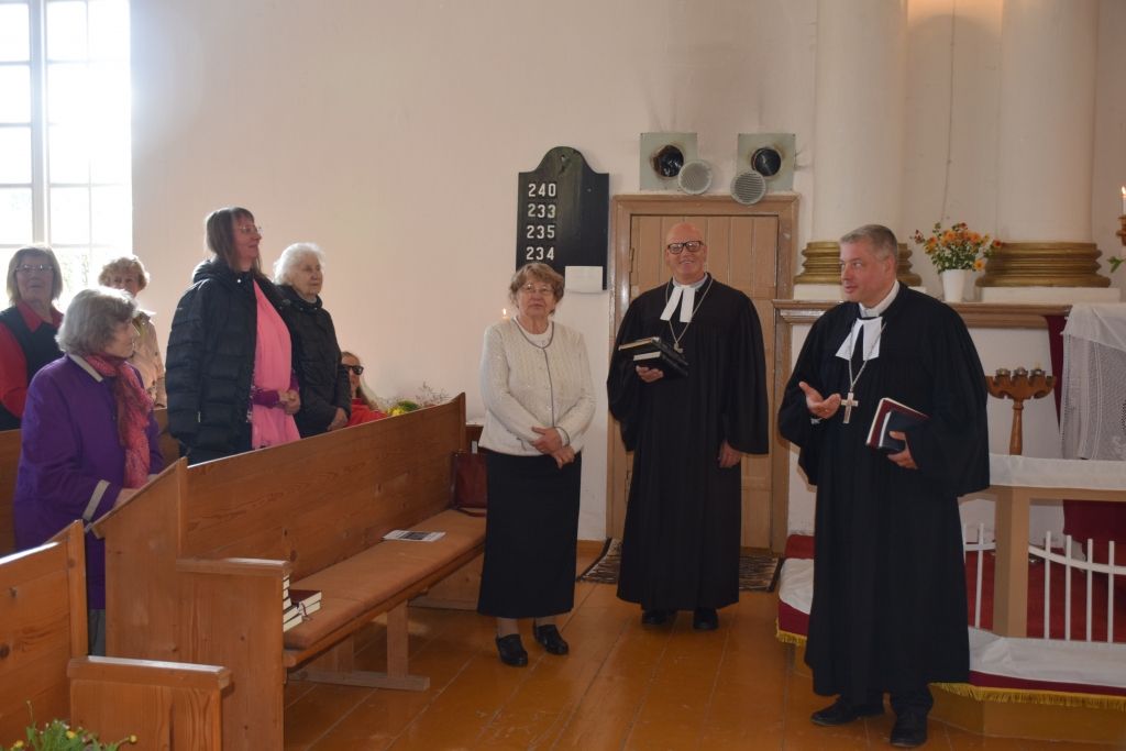 Skaists notikums. Svētkos visus sveic prāvests Aldis Pavlovičs (no labās), Haralds Biete un draudzes priekšniece Anita Caunīte.