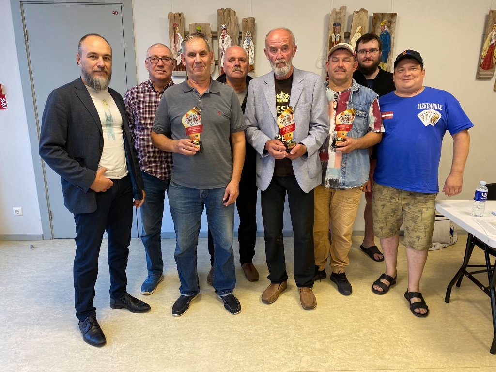 Labākie zoles spēlmaņi. Sacensību organizators Ainārs Krastiņš (no labās), Imants Parādnieks (pirmais no kreisās).
Autors: no Aināra Krastiņa albuma