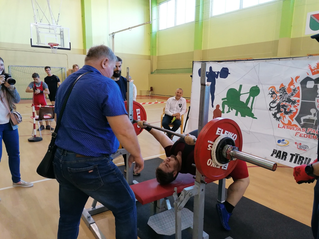 Svaru stieni ceļ Oļegs Kudrjavcevs.
Autors: no Latvijas Pauerliftinga federācijas