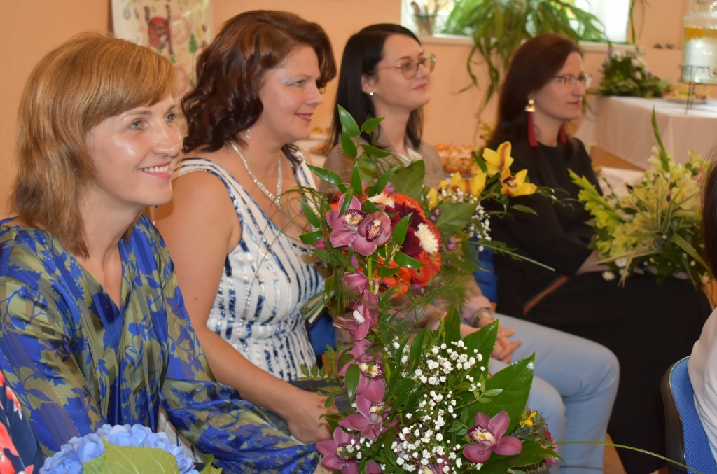 Aizkraukles novada domes apbalvojumu saņēma skolotājas Iveta Brovacka (no kreisās) un Aija Juste no bērnudārza “Zīlīte”, kā arī Aizkraukles Interešu izglītības centra popgrupu vadītāja Una Arbidāne un direktore Zane Romanova.