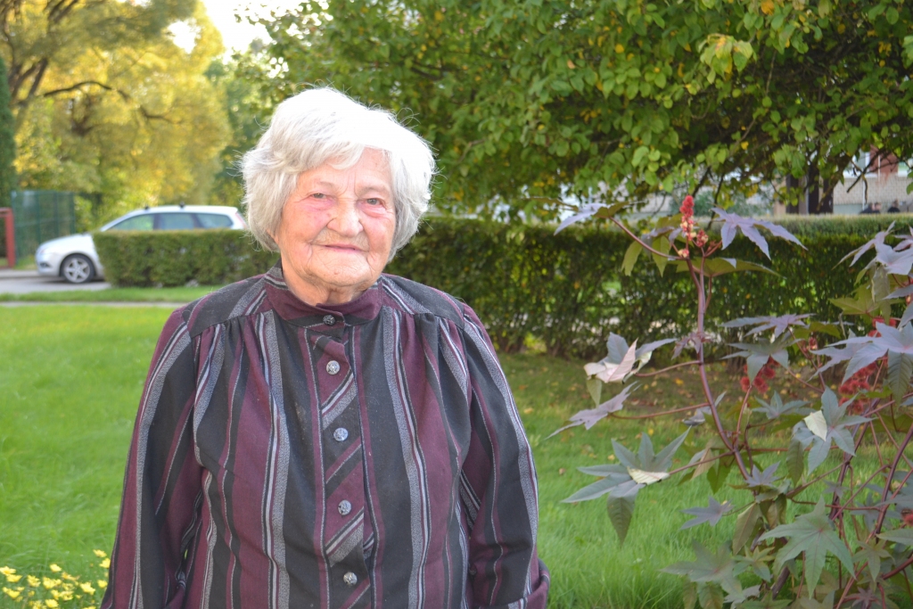 JĀBŪT LABESTĪGAM. “Lai kādi būtu laiki, jābūt labestīgam, atsaucīga sirds un dvēsele ir zelta vērta. Mamma mums atgādināja: “Audz, meitiņa, gana daiļa, nemin citus kājiņām!” Viņa mums ieaudzināja labestību,” saka Anna Sauka.