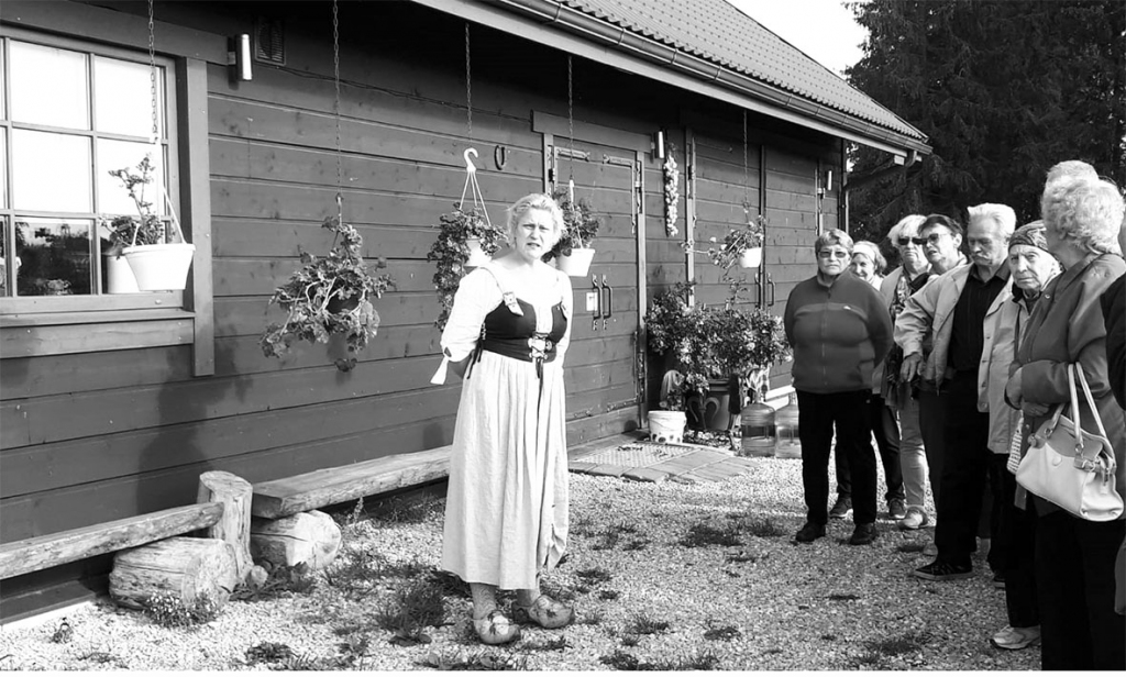 “Ķiploku pasaules” saimniece Antra ekskursantus sagaidīja īpaša dizaina apģērbā.
Autors: no “Pīlādzīša”