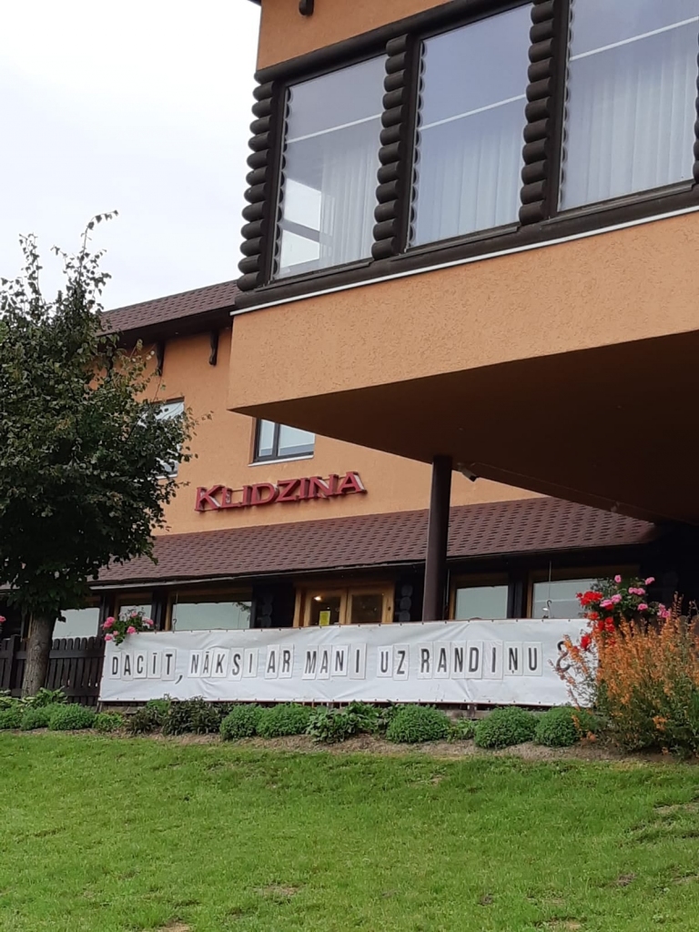 “Dacīt, nāksi ar mani uz randiņu?”. Šāda izkārtne bija redzama pie restorāna “Klidziņa”.
Autors: Sandra Smona