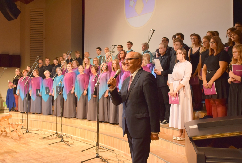 Mainās laiki un nosaukumi.  Aizkraukles novada domes priekšsēdētājs Leons Līdums atceras, ka, godinot pirmo kosmonautu Juriju Gagarinu, pilsētas nosaukuma variants esot bijis Gagarina, tomēr tā nosaukta par Stučku. Savukārt pirms 30 gadiem tā ieguva Aizkraukles vārdu.