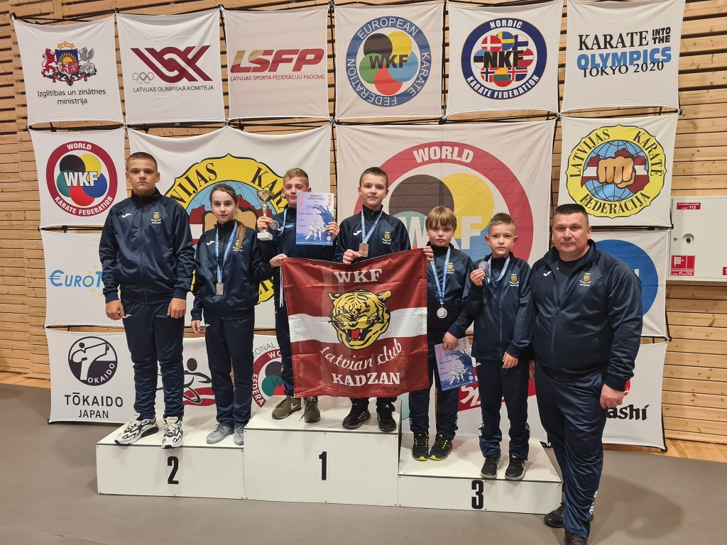 Kluba “Kadzan” sportisti ar treneri Igoru Fetkuļinu. Renārs Dūniņš (no kreisās), Viktorija Voroboka, Vestards Kalve, Artūrs Maksimovs, Deniss Belozjorovs un Eduards Gavrilovs.
Autors: no personīgā albuma