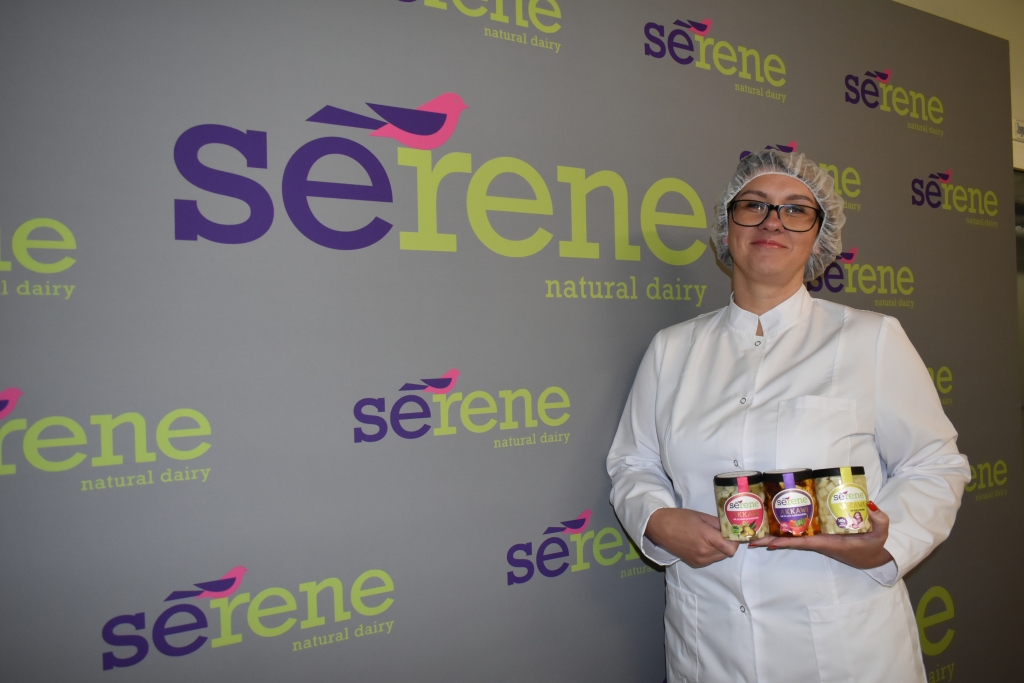 “Sērenes piena” ražošanas direktore Svetlana Matule atklāj, ka no Aizkrauklē nopērkamajiem produktiem šobrīd iecienītākais ir akavi siers ar čili un garšaugiem eļļā.
