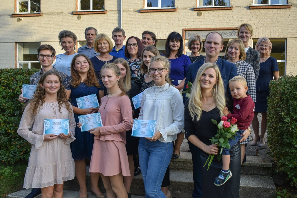 Jauno mācību gadu sāk nedaudz bagātāki. Neretas Jāņa Jaunsudrabiņa vidusskolas vecāko klašu audzēkņi — stipendijas saņēmēji — kopā ar vecākiem, novada uzņēmējiem un skolotājām.