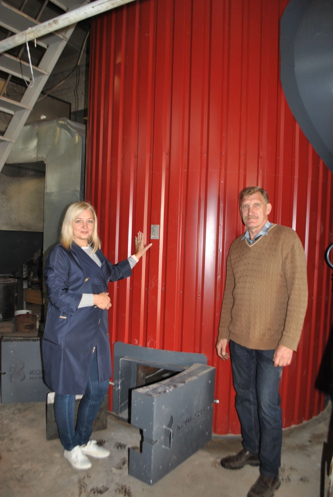 APKURES SEZONU VAR SĀKT — atzīst SIA “Pļaviņu komunālie pakalpojumi” vadītāja Santa Zālīte un siltumapgādes un apkures sistēmu tehniķis Jānis Zvirgzdiņš.