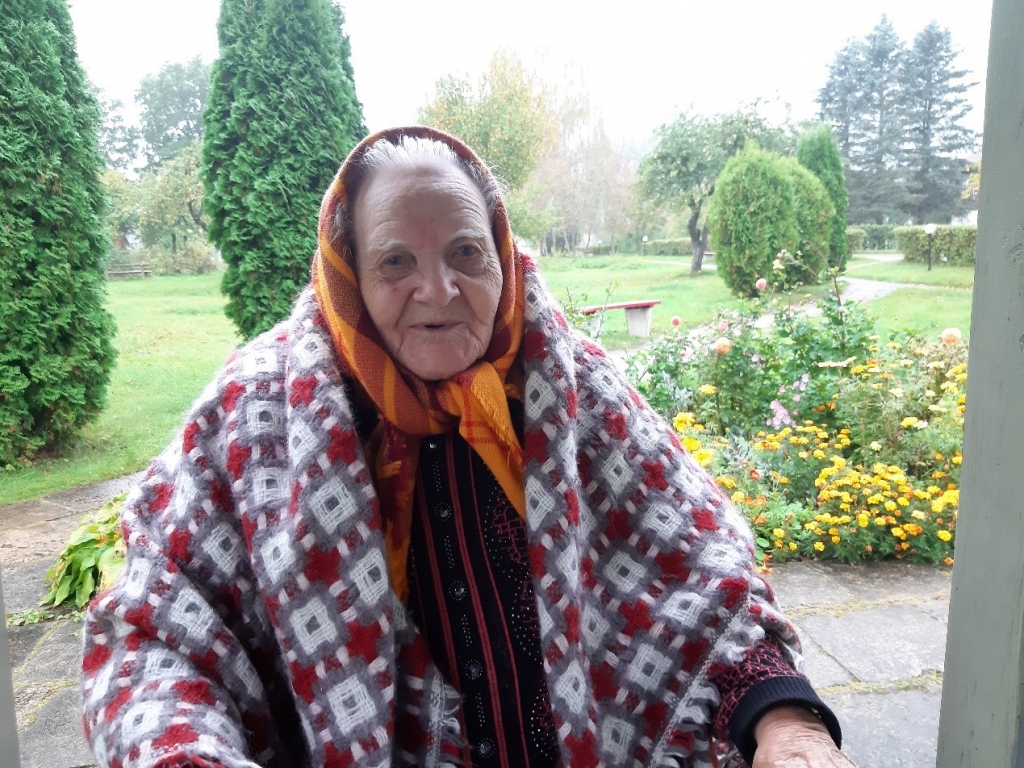 Optimistiska un mundra — tāda ir 103 gadu vecā Emma Pētersone, kura labprāt uzdzied dziesmu: “Dzīvīte, dzīvīte, šūpojos tevī...”.
Autors: no “Skrīveru Vārda”