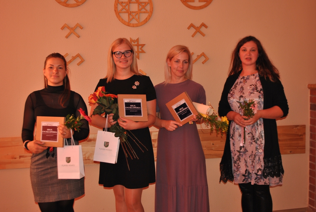 LABA PIEREDZE visām konkursa dalībniecēm — Ilzei Ziediņai (no kreisās), Ilonai Višņakovai, Indrai Avotiņai un Diānai Naglei.