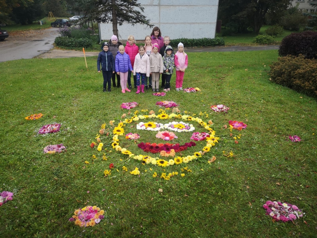 Kopīgā iecere ir izdevusies! Neraugoties uz lietaino laiku, ziedu košums, vecāku un skolotāju atbalsts un skolēnu čaklās rokas ir paveikušas brīnumu. Paldies jums!
Autors: no Pērses sākumskolas