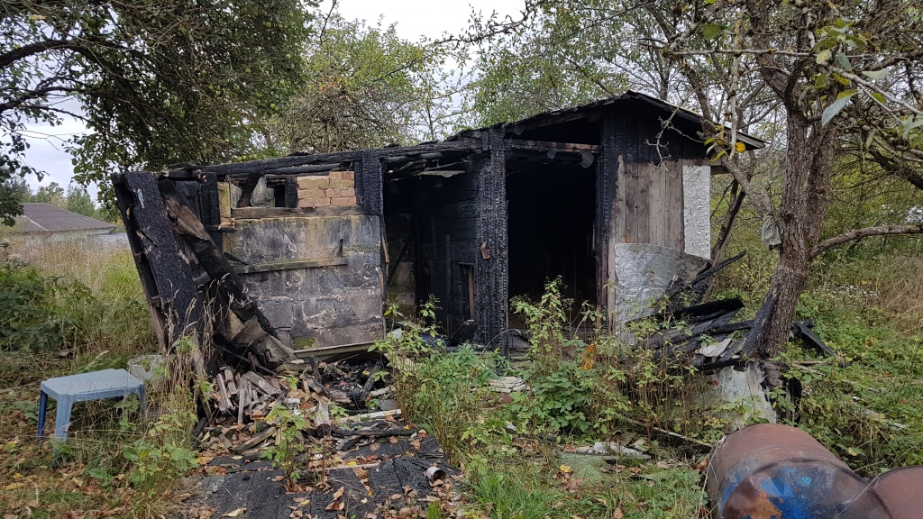 Nodegusi vai nodedzināta? Mazdārziņu teritorijā Enerģētiķu ielā uguns iznīcinājusi piecas dārza mājiņas.