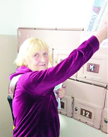 “PRIECĀJOS, KA ESMU CILVĒKIEM VAJADZĪGA,” saka Aizkraukles pastniece Māra Grāvere, abonentam pastkastītē ieliekot kārtējo “Staburaga” numuru.