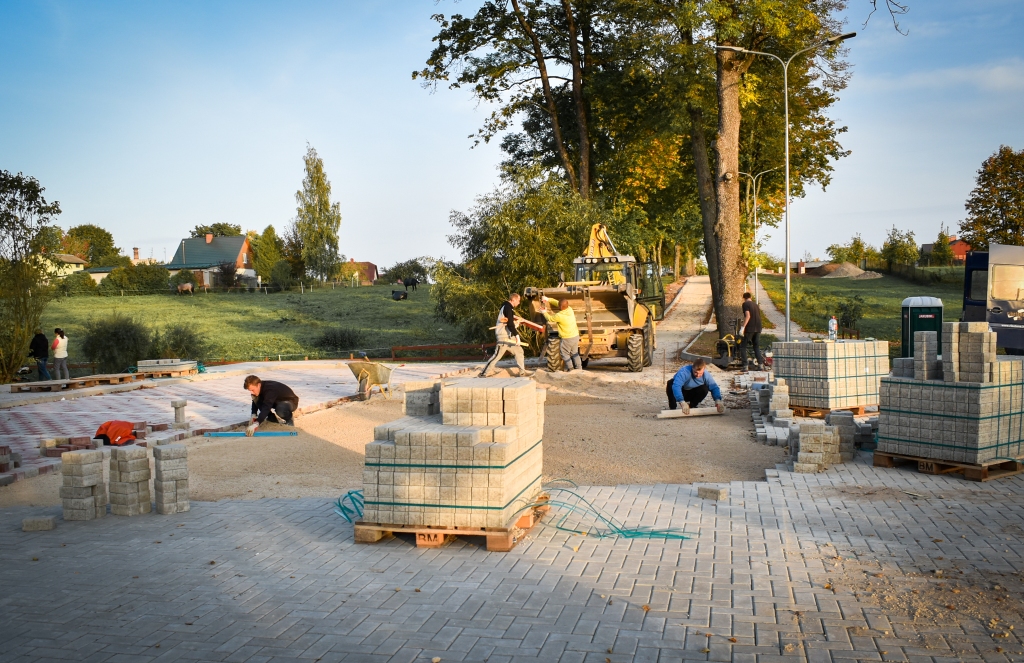 Lieliem soļiem uz priekšu. Pagājušajā nedēļā Skrīveros, pie bērnudārza “Sprīdītis”, vēl izskatījās šādi, bet šonedēļ darbi pabeigti, un jau nākamajā nedēļā pārbūvētais ielas posms un stāvlaukums būs atvērti braucējiem un gājējiem.
Autors: Imants Kaziļuns
