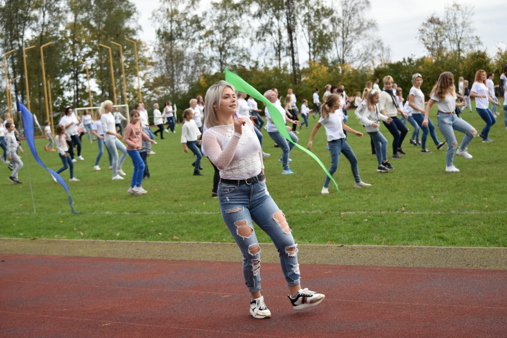 Vienotā dejas solī. Aizkraukles pilsētas stadionā dejas “Jerusalema” izaicinājums pulcēja 300 dejotāju no visas apkaimes un tālākiem novadiem. Priekšplānā — dejotāja Arina Kuročkina.
Autors: Ginta Grincēviča