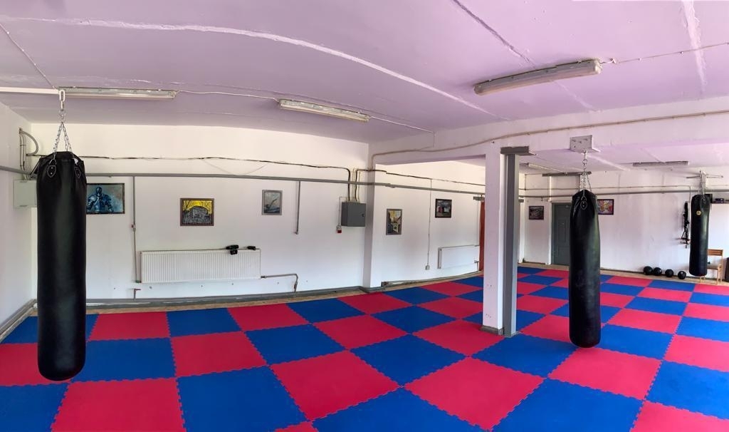 AICINA TRENĒTIES no jauna izveidotajā sporta zālē Rīteros.