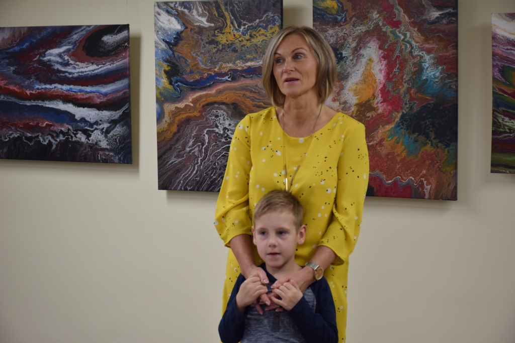 Ilva Ievāne izstādes atklāšanā kopā ar mazdēlu Rodrigo.