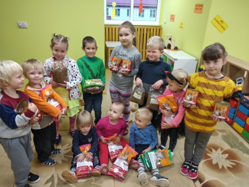 Pērses sākumskolas pirmsskolas grupas audzēkņi kopā ar skolotājām un vecākiem “Labo darbu nedēļā” iepriecināja vietējos seniorus, sagādāja kārumus dzīvnieciņiem un iepriecināja arī sevi.
Autors: no D. Andersones albuma