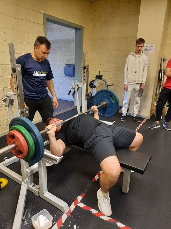 Mārtiņš Lielups (no kreisās), Aiz­kraukles sacensību galvenais tiesnesis, vēro sacensību dalībnieku.
Autors: no personīgā albuma