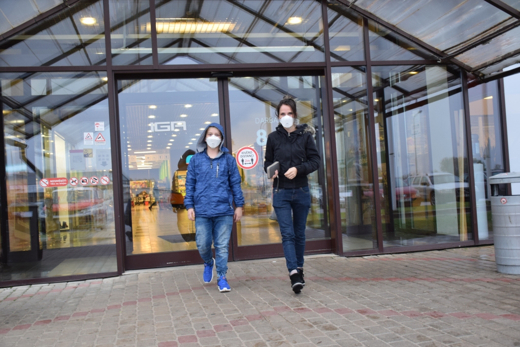 Lielākā daļa — apzinīgi. “Staburaga” novērojumi liecina, ka lielākā daļa sabiedrisko vietu apmeklētāju ievēro prasību lietot sejas maskas, tomēr netrūkst arī tādu, kuri gan tirdzniecības vietās, gan citur ierodas bez sejas maskām.
Autors: Imants Kaziļuns