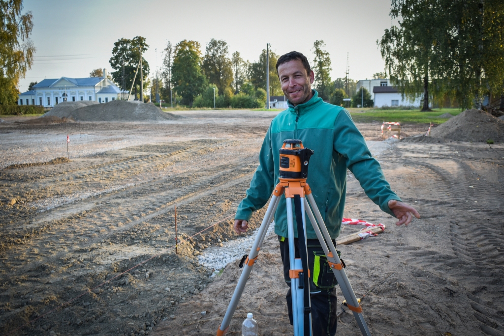 Darba procesā. Būvmeistars Arno Matvejevs topošajā šķiroto atkritumu savākšanas laukumā Skrīveros veic uzmērīšanas darbus.
Autors: Imants Kaziļuns