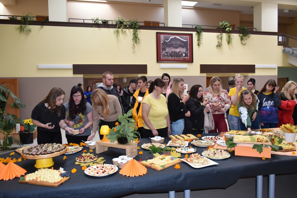 Laiks nogaršot! Aizkraukles Profesionālās vidusskolas audzēkņiem bija iespēja nogaršot 20 siera veidu un četru veidu sviestu.