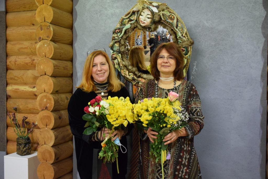 Aizkraukles mākslinieces Ingūna Skuja (no labās) un Melisa Bradena ir iepriecinātas, ka daļu no Dekoratīvās mākslas un dizaina muzeja izstādes “Samsāra” tagad var parādīt arī Aizkrauklē. Rīgas izstāde ir nominēta sabiedrisko mediju balvai kultūras jomā “Kilograms kultūras” un lielākajai balvai vizuālās mākslas jomā Latvijā — glezniecības vecmeistara Vilhelma Purvīša vārdā