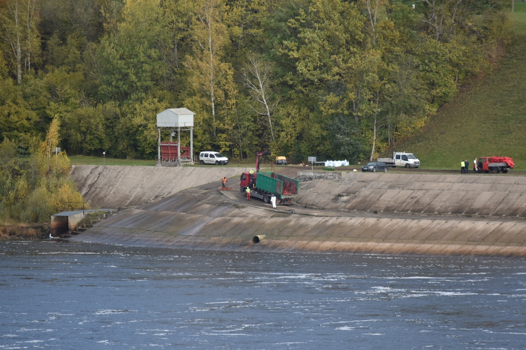 Aizsargbonas noņemtas. Vakar dienas pirmajā pusē Aizkrauklē pie Pļaviņu HES Daugavas labajā krastā joprojām valdīja rosība, bet aizsargbonas jau bija noņemtas.