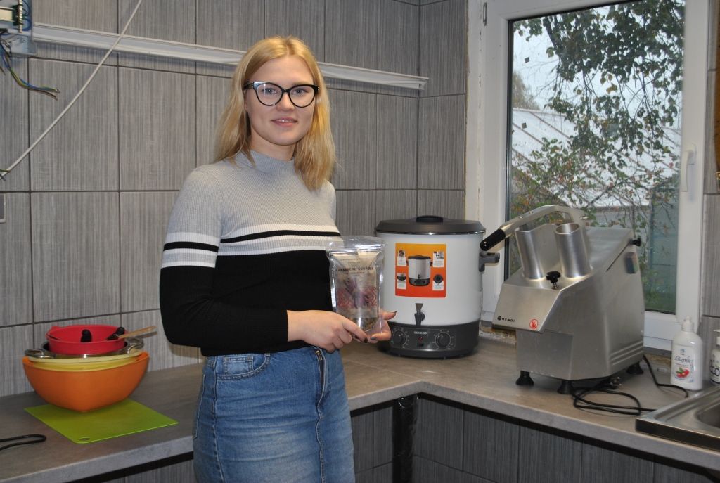 LABI PALĪGI ražošanā Ilonai ir speciālās iekārtas.