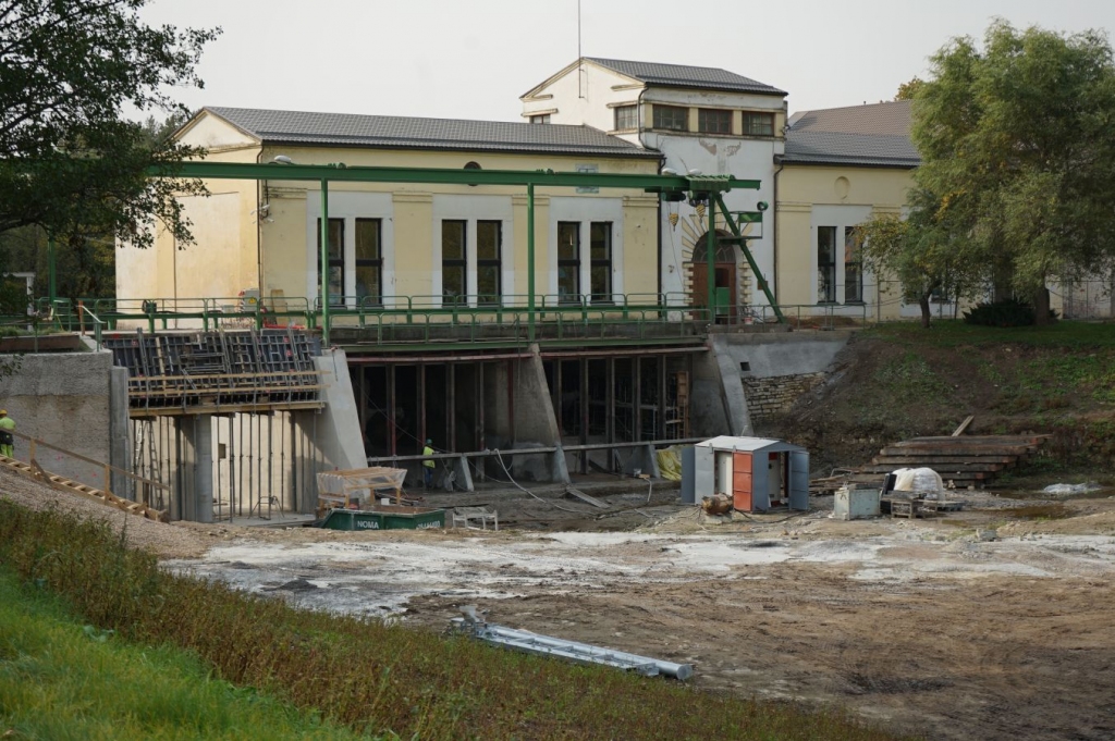 Būs divi jauni hidroagregāti. Aiviekstes HES veido divi būvju kompleksi — ražošanas ēka ar blakus esošām brīvslūžām, kur šobrīd norit pārbūve, un atsevišķi novietota pārgāzne, kas sastāv no galvenās pārgāznes un plostu ceļa.
Autors: no “Latvenergo”