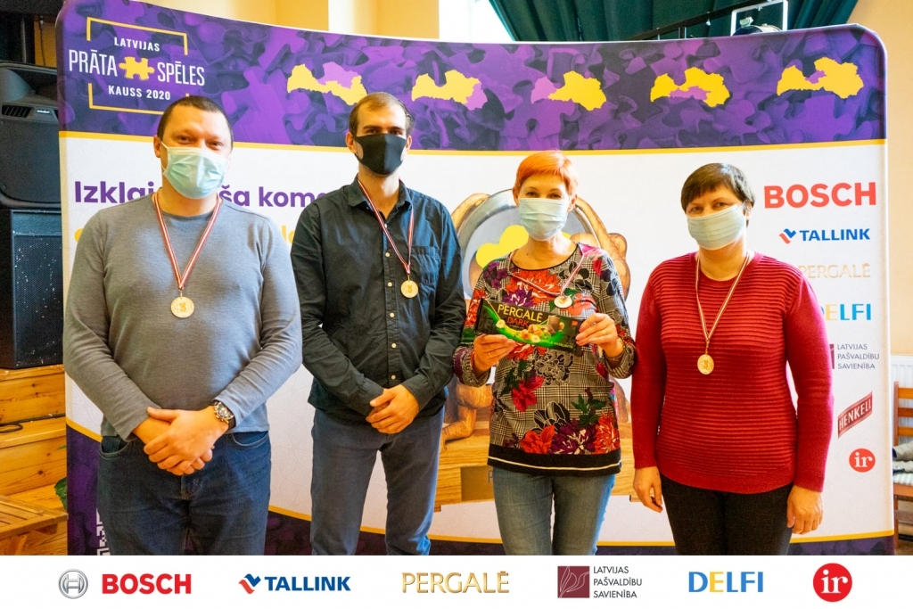 Attēlā no labās — kurmenieši Anita Kārkliņa, Sarmīte Ķīse, Sandijs Siliņš un komandas “pievienotā vērtība” rīdzinieks Andrejs Tihomirovs.
Autors: no pasākuma organizatoriem