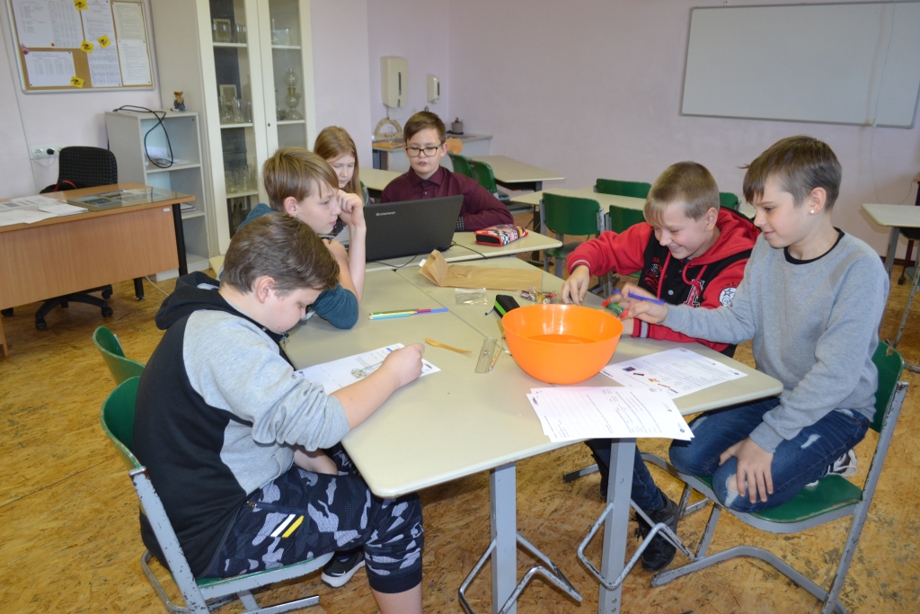 No kreisās: Markuss Purviņš, Kristaps Popenkovs, Madara Pūtele, Edgars Māsāns, Mairis Kristāns Zuments, Markuss Laurinovičs.
Autors: no Daudzeses pamatskolas