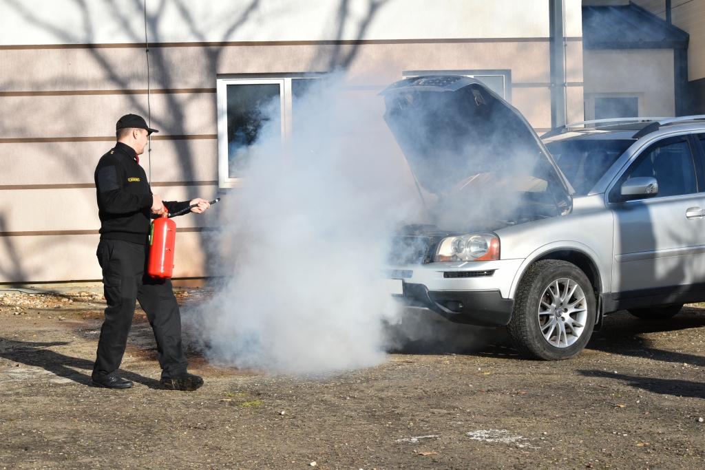 JĀIZVĒRTĒ BĪSTAMĪBA UN SAVI SPĒKI. VUGD Zemgales reģiona brigādes Aizkraukles daļas Jaunjelgavas posteņa  komandieris Arturs Grikpedis demonstrē, kā rīkoties, ja sācis degt automašīnas motora nodalījums.