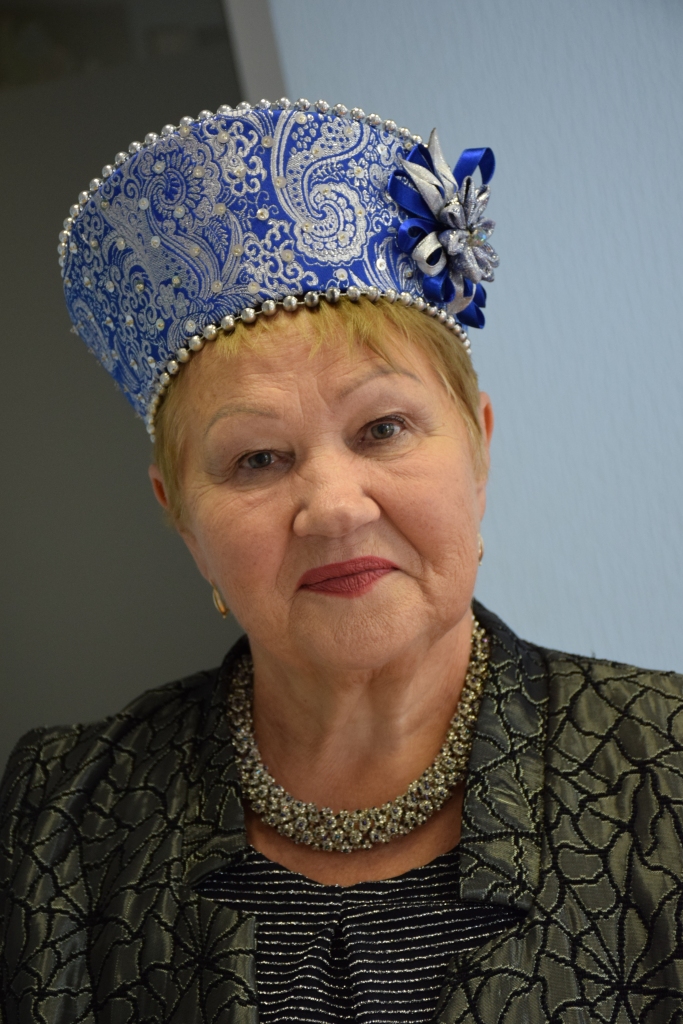 TATJANA ZABOLOTNAJA ar pašas darināto kokošņiku.
Autors: Imants Kaziļuns