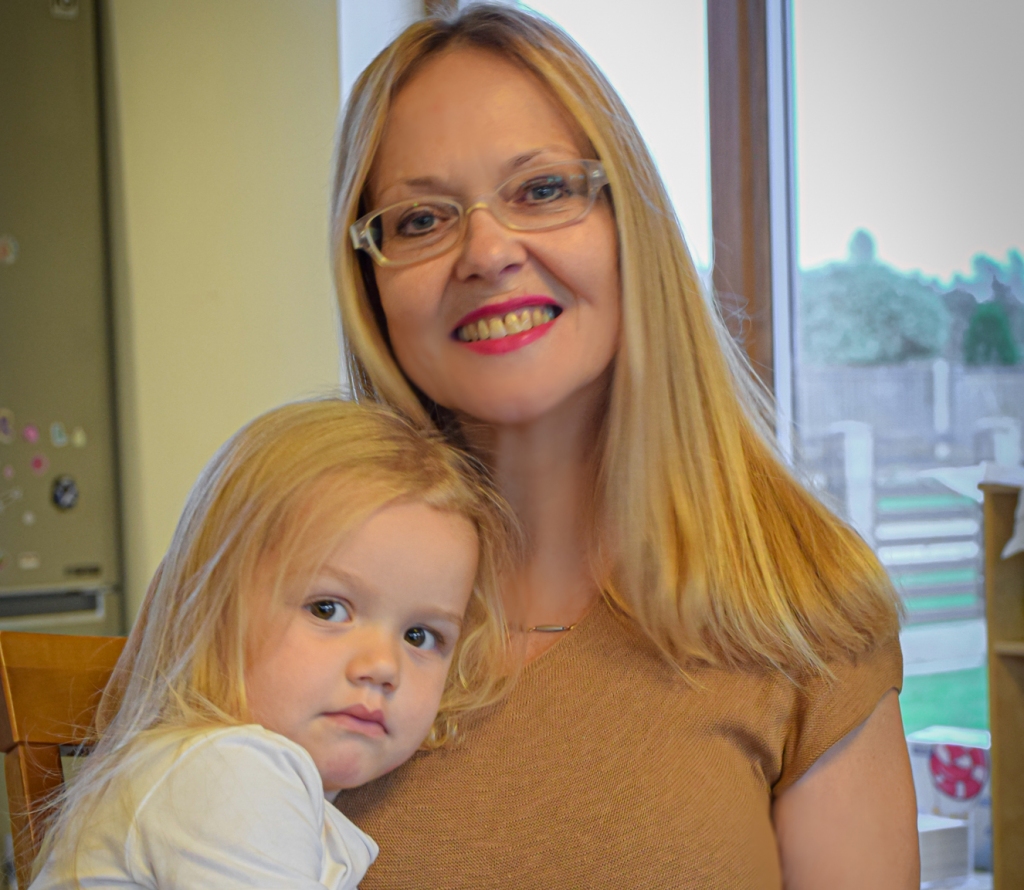 “Bērnus audzināju, bet mazbērnus lutinu, jo viņi ir manas dzīves piepildījums.” Ineta Gulbinska un mazmeitiņa Kate.