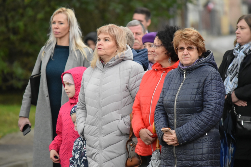 Novadniekam veltīto piemiņas vietas atklāšanas pasākumu apmeklēja daudzi vietējie iedzīvotāji un novada viesi.
Autors: Ginta Grincēviča