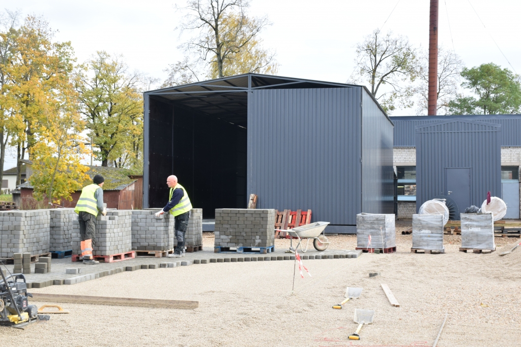 TOP JAUNS. Noslēgumam tuvojas jaunās katlumājas būvniecība Skrīveros. Reizē bruģē arī pieguļošo laukumu.