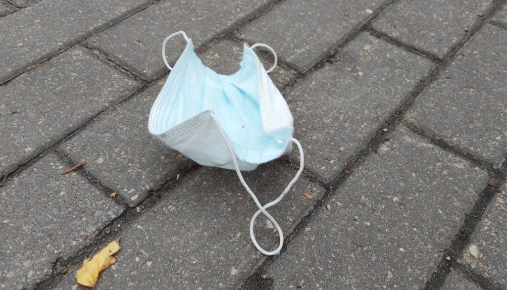 Pēc izlietošanas maska jāizmet atkritumu tvertnē, bet, ja tādas nav tuvumā, maska jāaiznes uz mājām, kur var droši izmest savā atkritumu tvertnē.
Autors: no “Zaļās jostas”