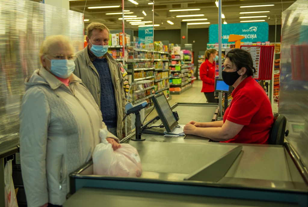 Maskai labi jāpieguļ pie sejas, lai neveidojas  spraugas, krokas.